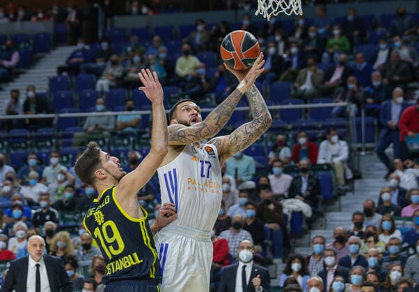 15th October 2021; Wizink Center; Madrid, Spain; Turkish Airlines Euroleague Basketball , Real Madrid versus Fenerbahce Beko Istanbul; Vincent Poirier (Real Madrid Baloncesto)& xa0;goes to the net against Nando De Colo (Fenerbahce Beko Istanbul)  ActionPlus12332437 AgenciaLOF