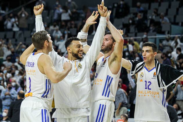 October 21, 2021, MADRID, MADRID, SPAIN: Fabian Causer, Williams-Goss, Rodolfo Fernandez Farres Rudy and Carlos Alocen Arrondo of Real Madrid celebrate the victory after Turkish Airlines Euroleague basketball match between Real Madrid and Fenerbahce at Wizink Center on October 21th, 2021 in Madrid, Spain. MADRID SPAIN - ZUMAa181 20211021_zaa_a181_117 Copyright: xIrinaxR.xHipolitox