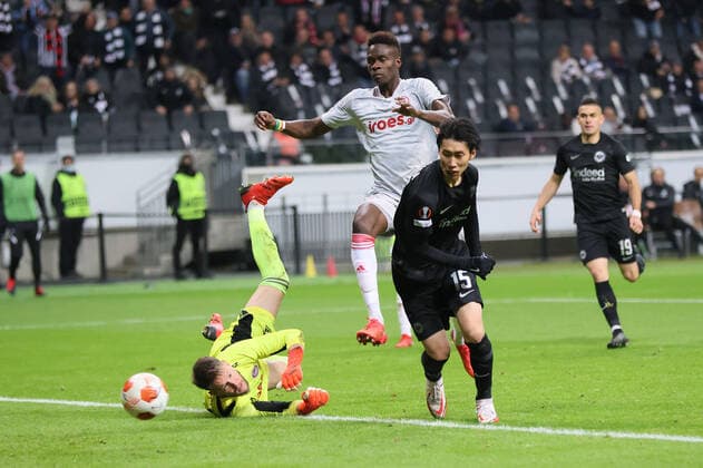 Eintracht Frankfurt - Olympiakos Piräus, UEFA Europa League Tor zum 3:1 durch Daichi Kamada (Eintracht Frankfurt, 15), vorbei an Tomas Vaclik (Olympiakos Piräus, 1). Spiel der UEFA Europa League zwischen Eintracht Frankfurt und Olympiakos Piräus am 21. Oktober 2021 im Deutsche Bank Park in Frankfurt am Main., Frankfurt am Main Hessen Deutschland Deutsche Bank Park
