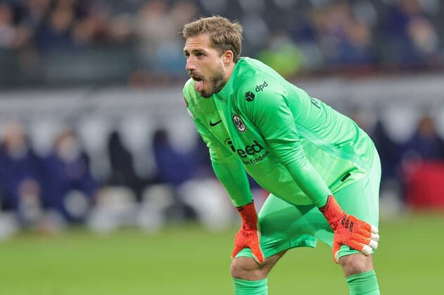 Eintracht Frankfurt - Olympiakos Piräus, UEFA Europa League Torwart Kevin Trapp (Eintracht Frankfurt, 1) kann beim eigenen Elfmeter nicht zusehen. Spiel der UEFA Europa League zwischen Eintracht Frankfurt und Olympiakos Piräus am 21. Oktober 2021 im Deutsche Bank Park in Frankfurt am Main., Frankfurt am Main Hessen Deutschland Deutsche Bank Park