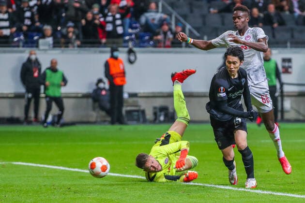 Fußball - UEFA Europa League - 03. Spieltag Eintracht Frankfurt - Olympiakos Piräus am 21.10.2021 im Deutsche Bank Park in Frankfurt Daichi Kamada (Frankfurt) erzielt gegen Torwart Tomas Vaclik (Olympiacos) das Tor zum 3 zu 1