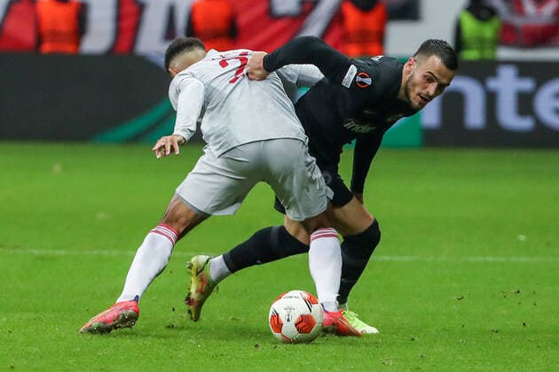 Fußball - UEFA Europa League - 03. Spieltag Eintracht Frankfurt - Olympiakos Piräus am 21.10.2021 im Deutsche Bank Park in Frankfurt Filip Kostic (Frankfurt) im Zweikampf mit Kenny Lala (Olympiacos)