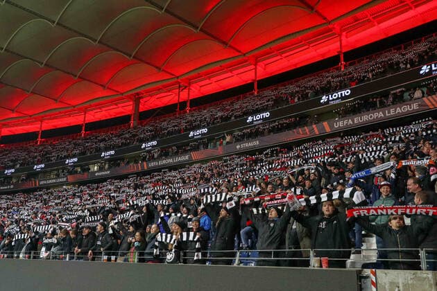 Fußball - UEFA Europa League - 03. Spieltag Eintracht Frankfurt - Olympiakos Piräus am 21.10.2021 im Deutsche Bank Park in Frankfurt Die Fans von Eintracht Frankfurt halten alle Ihre Schals hoch