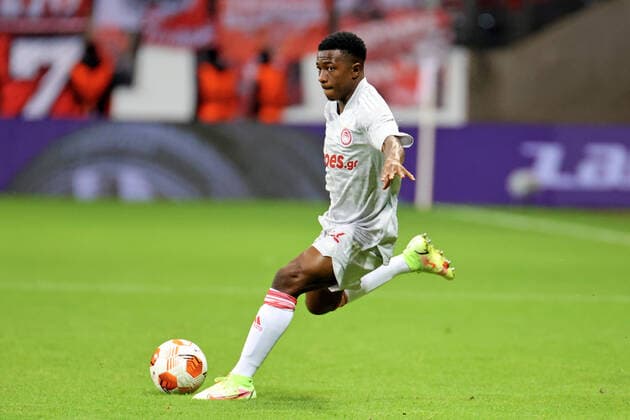 Frankfurt, Deutschland 21. Oktober 2021: Europa League - 2021 2022 - Eintracht Frankfurt vs. Olympiakos Piraeus Aguibou Camara (Piräus) treibt den Ball durchs Mittelfeld. Deutsche Bank Park Hessen Copyright: xFotostandx xRacochax