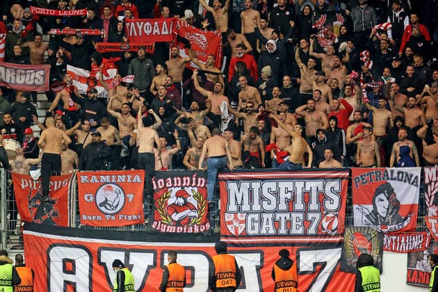 Frankfurt, Deutschland 21. Oktober 2021: Europa League - 2021 2022 - Eintracht Frankfurt vs. Olympiakos Piraeus Den griechischen Fans wurde es auf der Tribühne warm. Deutsche Bank Park Hessen Copyright: xFotostandx xRacochax