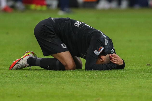 Fußball - UEFA Europa League - 03. Spieltag Eintracht Frankfurt - Olympiakos Piräus am 21.10.2021 im Deutsche Bank Park in Frankfurt Djibril Sow (Frankfurt) liegt verletzt auf dem Rasen