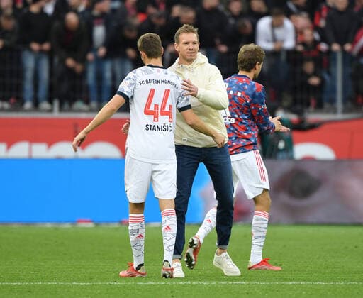 Trainer Julian Nagelsmann (FC Bayern Muenchen) mit Josip Stanisic (Bayern Muenchen) 17.10.2021, Fussball GER, Saison 2021 2022, 1. Bundesliga, 8. Spieltag, Bayer 04 Leverkusen - FC Bayern München 1:5, Foto: Maik Hölter TEAM2sportphoto