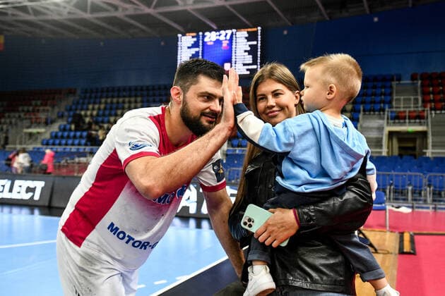 ZAPORIZHZHIA, UKRAINE - OCTOBER 21, 2021 - A player of HC Motor gives a high-five to a child during the 2021 2022 EHF Champions League Group B game against C.S. Dinamo Bucuresti at the Yunist Palace of Sports, Zaporizhzhia, southeastern Ukraine. HC Motor 28-27 CS Dinamo Bucuresti  Copyright: xDmytroxSmolyenkox
