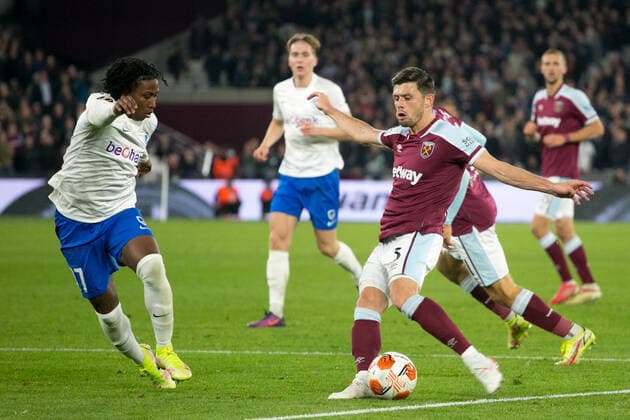 West Ham United v KRC Genk: Group H - UEFA Europa League Aaron Cresswell of West Ham controls the ball during the UEFA Europa League match between West Ham United and KRC Genk at the London Stadium, Stratford on Thursday 21st October 2021. London Greater London United Kingdom  Copyright: xMIxNewsx fletcher-westhamu211021_npssD