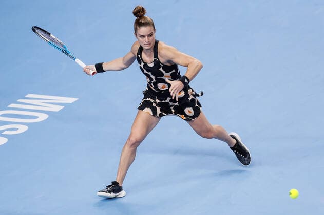 VTB Kremlin Cup 2021 International Tennis Tournament Maria Sakkari of Greece returns the ball to Simona Halep of Romania during the women s singles quarterfinal tennis match of the WTA, Tennis Damen 500 VTB Kremlin Cup 2021 International Tennis Tournament at the Irina Viner-Usmanova Gymnastics Palace on October 22, 2021 in Moscow, Russia. Moscow Russia  Copyright: xMikexKireevx kireev-notitle211022_np0ux
