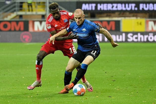 Sport Themen der Woche KW42 Sport Bilder des Tages Paderborn, Benteler Arena, 22.10.21, GER, Herren, 2.Bundesliga, Saison 2021-2022, SC Paderborn 07 - Hamburger SV Bild: v. li. im Zweikampf Bakery Jatta (Hamburg) und Sven Michel (Paderborn) Nur fuer journalistische Zwecke! Only for editorial use! Gemaess den Vorgaben der DFL Deutsche Fußball Liga ist es untersagt, in dem Stadion und oder vom Spiel angefertigte Fotoaufnahmen in Form von Sequenzbildern und oder videoaehnlichen Fotostrecken zu verwerten bzw. verwerten zu lassen. DFL regulations prohibit any use of photographs as image sequences and or quasi-video. Nordrhein-Westfalen Deutschland *** Paderborn, Benteler Arena, 22 10 21, GER, Herren, 2 Bundesliga, Saison 2021 2022, SC Paderborn 07 Hamburger SV Bild v li im Zweikampf Bakery Jatta Hamburg und Sven Michel Paderborn Nur fuer journalistische Zwecke Only for editorial use According to the regulations of the DFL Deutsche Fußball Liga it is prohibited, DFL regulations prohibit any use of photographs as image sequences and or quasi video North Rhine Westphalia Germany