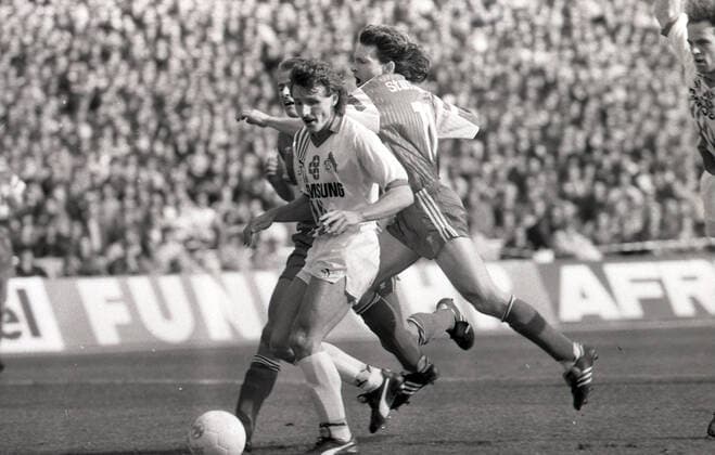 30.03.91 1. FC Köln - VfB Stuttgart Deutschland, Köln, 30.03.1991, Fussball, DFB-Pokal, Viertelfinale, 1. FC Köln - VfB Stuttgart (1:0 n.V.): v.l. Frank Greiner (1. FC Köln), Ludwig Kögl (VfB Stuttgart). *** 30 03 91 1 FC Köln VfB Stuttgart Germany, Cologne, 30 03 1991, Football, DFB Pokal, Quarterfinal, 1 FC Köln VfB Stuttgart 1 0 n V v l Frank Greiner 1 FC Köln , Ludwig Kögl VfB Stuttgart