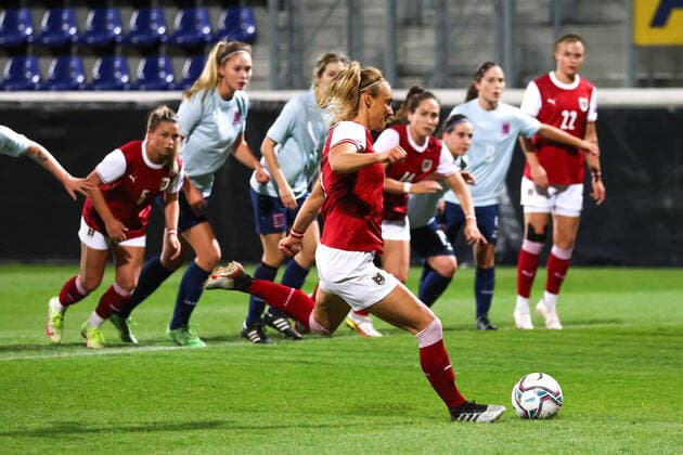 WOMEN SOCCER - FIFA WC 2023, quali, AUT vs LUX WIENER NEUSTADT,AUSTRIA,22.OCT.21 - WOMEN SOCCER - FIFA Women s World Cup 2023, qualification, Austria vs Luxembourg. Image shows Sarah Puntigam (AUT). Keywords: penalty.  GEPAxpictures xMichaelxMeindl