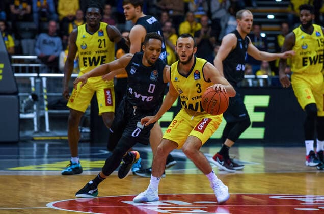 GER, Basketball,BCL, EWE Baskets Oldenburg vs Hamburg Towers 22.10.2021, EWE Arena, Oldenburg, GER, easyCredit BBL, EWE Baskets Oldenburg vs Hamburg Towers, im Bild Max HEIDEGGER ( EWE Baskets Oldenburg 3 ) Jaylon BROWN( Hamburg Towers 0 )