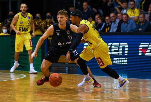 GER, Basketball,BCL, EWE Baskets Oldenburg vs Hamburg Towers 22.10.2021, EWE Arena, Oldenburg, GER, easyCredit BBL, EWE Baskets Oldenburg vs Hamburg Towers, im Bild Phil PRESSEY ( EWE Baskets Oldenburg 11 ) Justus HOLLATZ( Hamburg Towers 21 )