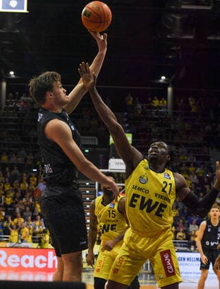 GER, Basketball,BCL, EWE Baskets Oldenburg vs Hamburg Towers 22.10.2021, EWE Arena, Oldenburg, GER, easyCredit BBL, EWE Baskets Oldenburg vs Hamburg Towers, im Bild Maik KOTSAR( Hamburg Towers 11 ) Tai ODIASE ( EWE Baskets Oldenburg 21 )
