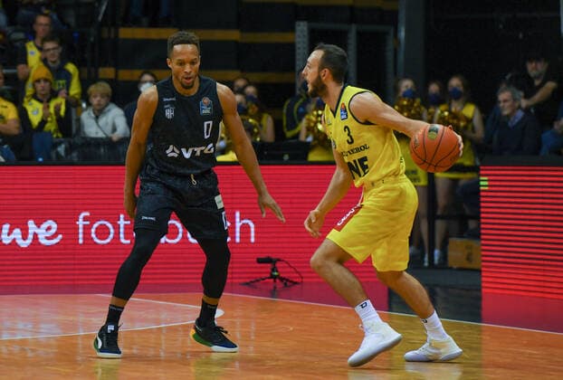 GER, Basketball,BCL, EWE Baskets Oldenburg vs Hamburg Towers 22.10.2021, EWE Arena, Oldenburg, GER, easyCredit BBL, EWE Baskets Oldenburg vs Hamburg Towers, im Bild Max HEIDEGGER ( EWE Baskets Oldenburg 3 ) Jaylon BROWN( Hamburg Towers 0 )