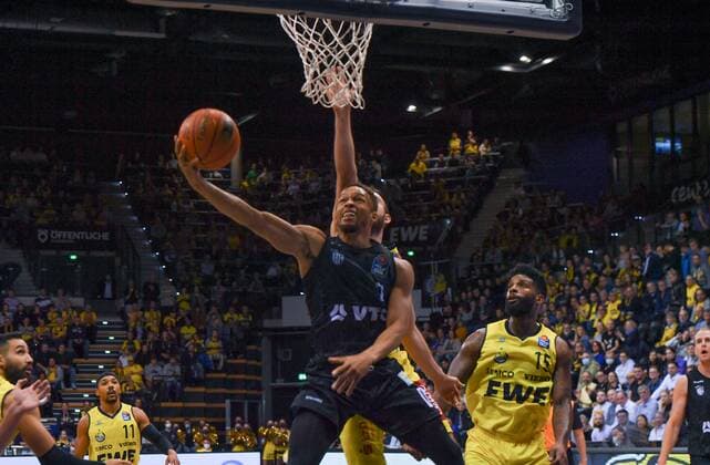 GER, Basketball,BCL, EWE Baskets Oldenburg vs Hamburg Towers 22.10.2021, EWE Arena, Oldenburg, GER, easyCredit BBL, EWE Baskets Oldenburg vs Hamburg Towers, im Bild Lukas MEISNER( Hamburg Towers 7 ) Max HEIDEGGER ( EWE Baskets Oldenburg 3 )