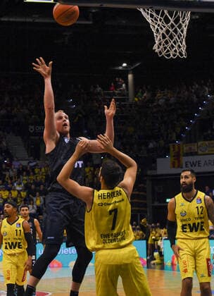 GER, Basketball,BCL, EWE Baskets Oldenburg vs Hamburg Towers 22.10.2021, EWE Arena, Oldenburg, GER, easyCredit BBL, EWE Baskets Oldenburg vs Hamburg Towers, im Bild Seth HINRICHS( Hamburg Towers 12 ) Sebastian HERRERA ( EWE Baskets Oldenburg 7 )