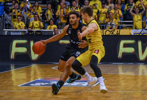 GER, Basketball,BCL, EWE Baskets Oldenburg vs Hamburg Towers 22.10.2021, EWE Arena, Oldenburg, GER, easyCredit BBL, EWE Baskets Oldenburg vs Hamburg Towers, im Bild Max DILEO( Hamburg Towers 3 )Bennet HUNDT ( EWE Baskets Oldenburg 33 )
