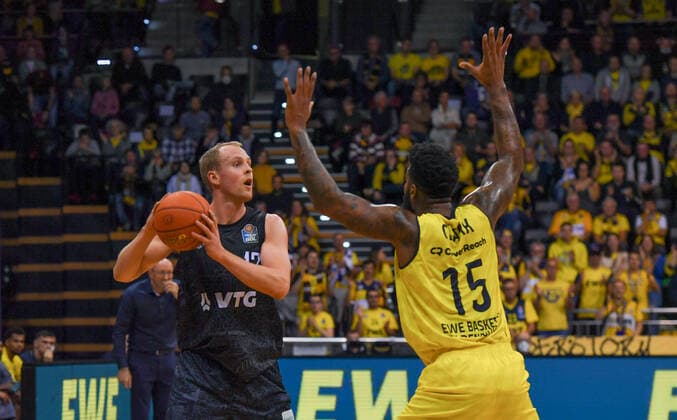 GER, Basketball,BCL, EWE Baskets Oldenburg vs Hamburg Towers 22.10.2021, EWE Arena, Oldenburg, GER, easyCredit BBL, EWE Baskets Oldenburg vs Hamburg Towers, im Bild Seth HINRICHS( Hamburg Towers 12 ) Cameron CLARK ( EWE Baskets Oldenburg 15 )