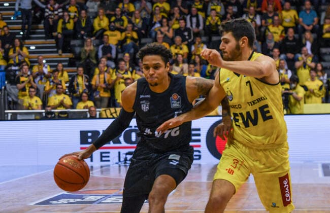GER, Basketball,BCL, EWE Baskets Oldenburg vs Hamburg Towers 22.10.2021, EWE Arena, Oldenburg, GER, easyCredit BBL, EWE Baskets Oldenburg vs Hamburg Towers, im Bild Caleb HOMESLEY( Hamburg Towers 5 ) Sebastian HERRERA ( EWE Baskets Oldenburg 7 )