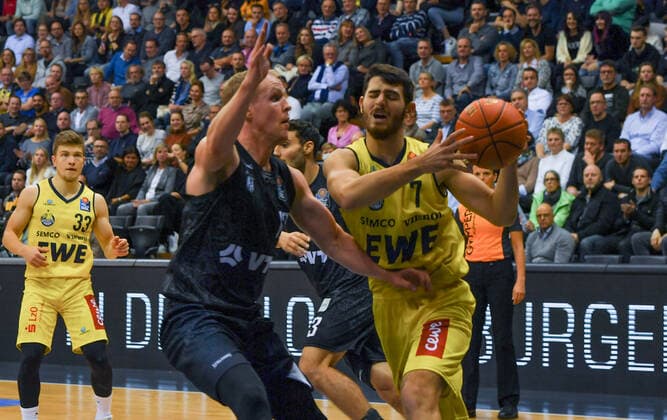 GER, Basketball,BCL, EWE Baskets Oldenburg vs Hamburg Towers 22.10.2021, EWE Arena, Oldenburg, GER, easyCredit BBL, EWE Baskets Oldenburg vs Hamburg Towers, im Bild Sebastian HERRERA ( EWE Baskets Oldenburg 7 ) Seth HINRICHS( Hamburg Towers 12 ) Bennet HUNDT ( EWE Baskets Oldenburg 33 )