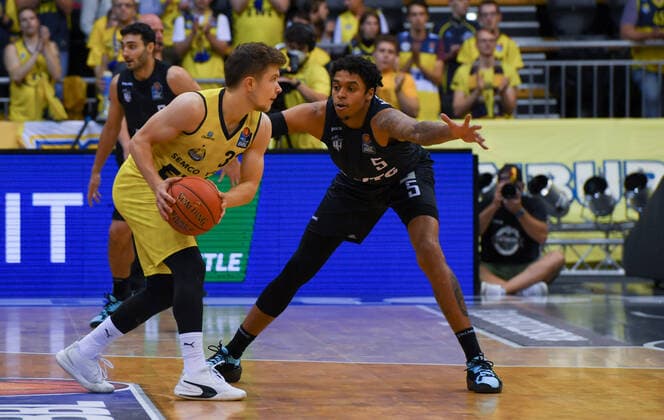 GER, Basketball,BCL, EWE Baskets Oldenburg vs Hamburg Towers 22.10.2021, EWE Arena, Oldenburg, GER, easyCredit BBL, EWE Baskets Oldenburg vs Hamburg Towers, im Bild Bennet HUNDT ( EWE Baskets Oldenburg 33 ) Caleb HOMESLEY( Hamburg Towers 5 )