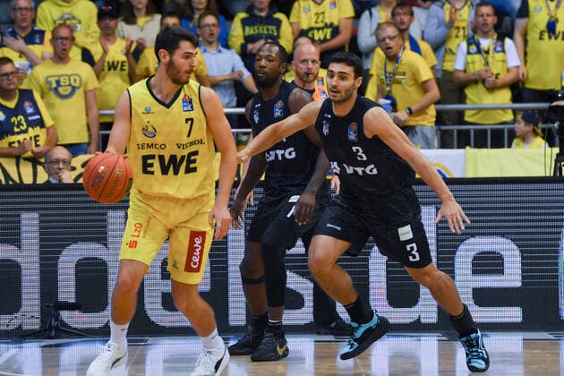 GER, Basketball,BCL, EWE Baskets Oldenburg vs Hamburg Towers 22.10.2021, EWE Arena, Oldenburg, GER, easyCredit BBL, EWE Baskets Oldenburg vs Hamburg Towers, im Bild Sebastian HERRERA ( EWE Baskets Oldenburg 7 ) Max DILEO( Hamburg Towers 3 )