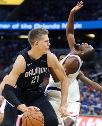 October 22, 2021, Orlando, Florida, USA: The New York Knicks Kemba Walker, right, yells after being fouled by the Orlando Magic s Moritz Wagner (21) at the Amway Center in Orlando, Florida, on Friday, Oct. 22, 2021. Orlando USA - ZUMAm67_ 20211022_zaf_m67_019 Copyright: xStephenxM.xDowellx
