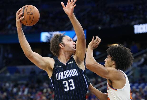 October 22, 2021, Orlando, Florida, USA: The Orlando Magic s Robin Lopez (33) lofts a shot over the New York Knicks Jericho Sims, right, at the Amway Center in Orlando, Florida, on Friday, Oct. 22, 2021. Orlando USA - ZUMAm67_ 20211022_zaf_m67_022 Copyright: xStephenxM.xDowellx
