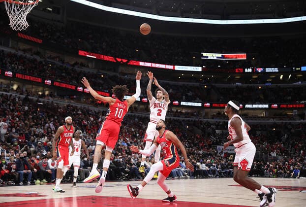 October 22, 2021, Chicago, IL: The Chicago Bulls Lonzo Ball (2) puts up a shot in the fourth quarter at against the New Orleans Pelicans at United Center on Friday, Oct. 22, 2021, in Chicago. Chicago - ZUMAm67_ 20211022_zaf_m67_027 Copyright: xJohnxJ.xKimx