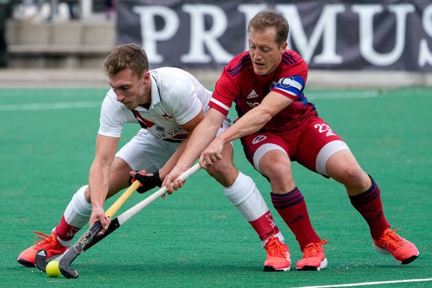 Sport Themen der Woche KW42 Sport Bilder des Tages v.li.: Maximilian Netzer (Max Netzer, TSVMH, 21), Jan Philipp Fischer (MHC, 23), Zweikampf, Spielszene, Duell, duel, tackle, tackling, Dynamik, Action, Aktion, 23.10.2021, Mannheim (Deutschland), Hockey, 1. Bundesliga, Herren, TSV Mannheim - Mannheimer HC *** from left Maximilian Netzer Max Netzer, TSVMH, 21 , Jan Philipp Fischer MHC, 23 , duel, tackle, tackling, dynamic, action, action, 23 10 2021, Mannheim Germany , Hockey, 1 Bundesliga, Men, TSV Mannheim Mannheimer HC xozx
