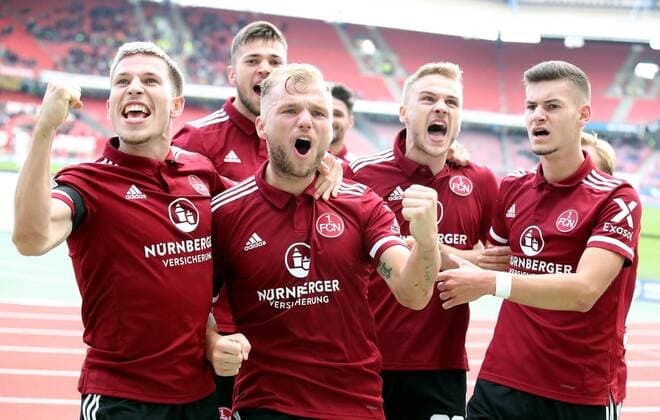Bilder des Jahres 2021, Sport 10 Oktober Sport Themen der Woche KW42 Sport Bilder des Tages 23.10.2021 - Fussball - Saison 2021 2022 - 2. Fussball - Bundesliga - 11. Spieltag: 1. FC Nürnberg FCN ( Club ) - FC Heidenheim 1846 FCH - Sportfoto Zink DaMa - DFL regulations prohibit any use of photographs as image sequences and or quasi-video - only for editorial use - Jubel Freude Torjubel nach Tor zum 3:0 - Lino Tempelmann (6, 1. FC Nürnberg FCN ) Eric Shuranov (11, 1. FC Nürnberg FCN ) Johannes Geis (5, 1. FC Nürnberg FCN ) Christopher Schindler (16, 1. FC Nürnberg FCN ) Tim Handwerker (29, 1. FC Nürnberg FCN ) Tom Krauß Krauss (14, 1. FC Nürnberg FCN ) jubelt freut sich - Torschütze: Johannes Geis (5, 1. FC Nürnberg FCN ) *** 23 10 2021 Fussball Saison 2021 2022 2 Fussball Bundesliga 11 Spieltag 1 FC Nürnberg FCN Club FC Heidenheim 1846 FCH Sportfoto Zink DaMa DFL regulations prohibit any use of photographs as image sequences and or quasi video only for editorial use Jubel Freude Torjubel nach Tor zum 3 0 Lino Tempelmann 6, 1 FC Nürnberg FCN Eric Shuranov 11, 1 FC Nürnberg FCN Johannes Geis 5, 1 FC Nürnberg FCN Christopher Schindler 16, 1 FC Nürnberg FCN Tim Handwerker 29, 1 FC Nürnberg FCN Tom Krauß Krauss 14, 1 FC Nürnberg FCN cheers joy goal scorer Johannes Geis 5, 1 FC Nürnberg FCN