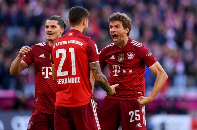 Bilder des Jahres 2021, Sport 10 Oktober Sport Themen der Woche KW42 Sport Bilder des Tages Fussball 1. Bundesliga Saison 2021 2022 9. Spieltag FC Bayern Muenchen - TSG 1899 Hoffenheim 23.10.2021 Jubel nach dem Tor zum 2 - 0 mit Marcel Sabitzer (li, FC Bayern Muenchen) Lucas Hernandez (FC Bayern Muenchen) und Thomas Mueller (re, FC Bayern Muenchen) *** Football 1 Bundesliga Season 2021 2022 9 Matchday FC Bayern Muenchen TSG 1899 Hoffenheim 23 10 2021 Cheering after the goal to 2 0 with Marcel Sabitzer left, FC Bayern Muenchen Lucas Hernandez FC Bayern Muenchen and Thomas Mueller right, FC Bayern Muenchen