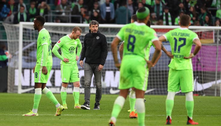 Bilder des Jahres 2021, Sport 10 Oktober Sport Themen der Woche KW42 Sport Bilder des Tages VfL vs. Freiburg, 1. BL Wolfsburg, 23.10.2021, FUßBALL - VfL Wolfsburg vs. SC Freiburg, 1. BL, Saison 2021 22, VW Arena. Bild zeigt: Spielende, Cheftrainer Mark van Bommel (VfL Wolfsburg) Wolfsburg *** VfL vs Freiburg, 1 BL Wolfsburg, 23 10 2021, FOOTBALL VfL Wolfsburg vs SC Freiburg, 1 BL, season 2021 22, VW Arena picture shows end of game, head coach Mark van Bommel VfL Wolfsburg Wolfsburg.