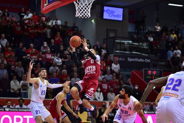 Sport Bilder des Tages 23.10.2021, xbrx, Basketball BBL Bundesliga, Giessen 46ers - SYNTAINICS MBC emspor, v.l. Angriff, im Angriff, Korbleger, McCullum, Kendale (0 - Giessen 46ers) Giessen