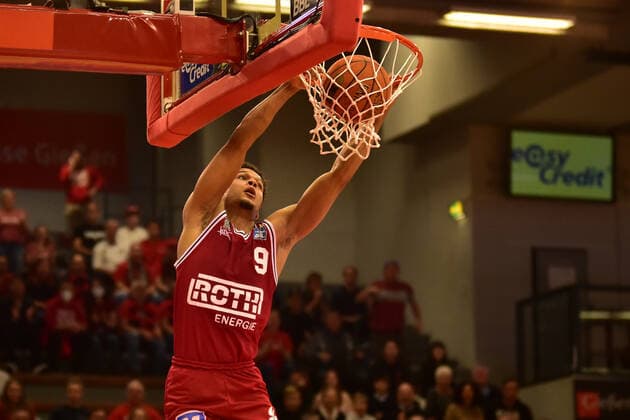 23.10.2021, xbrx, Basketball BBL Bundesliga, Giessen 46ers - SYNTAINICS MBC emspor, v.l. Dunking, Begue, Maximilian (9 - Giessen 46ers) Giessen