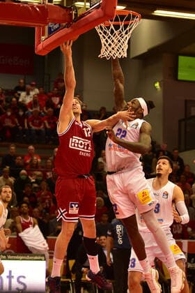 23.10.2021, xbrx, Basketball BBL Bundesliga, Giessen 46ers - SYNTAINICS MBC emspor, v.l. Korbleger, Binapfel, Kilian (12 - Giessen 46ers), Coffey, Chris (22 - MBC Syntainics) Giessen