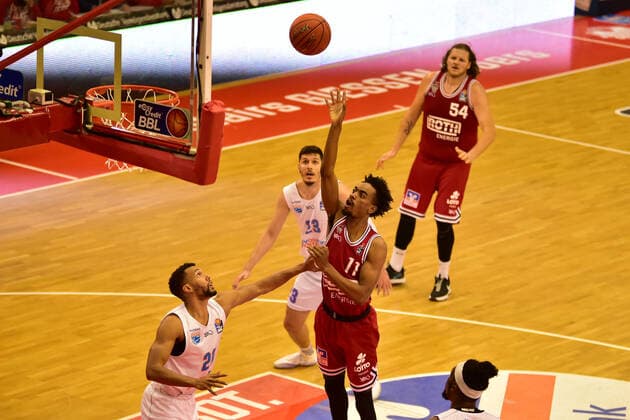 23.10.2021, xbrx, Basketball BBL Bundesliga, Giessen 46ers - SYNTAINICS MBC emspor, v.l. Korbleger, Tate, Jalen (11 - Hiessen 46ers) Giessen