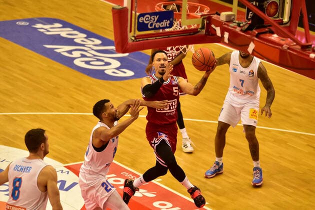 23.10.2021, xbrx, Basketball BBL Bundesliga, Giessen 46ers - SYNTAINICS MBC emspor, v.l. Korbleger,Anderson, Kyan (5 - Giessen 46ers) Giessen