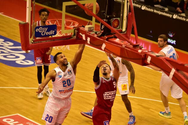 23.10.2021, xbrx, Basketball BBL Bundesliga, Giessen 46ers - SYNTAINICS MBC emspor, v.l. Korbleger,Anderson, Kyan (5 - Giessen 46ers) Giessen