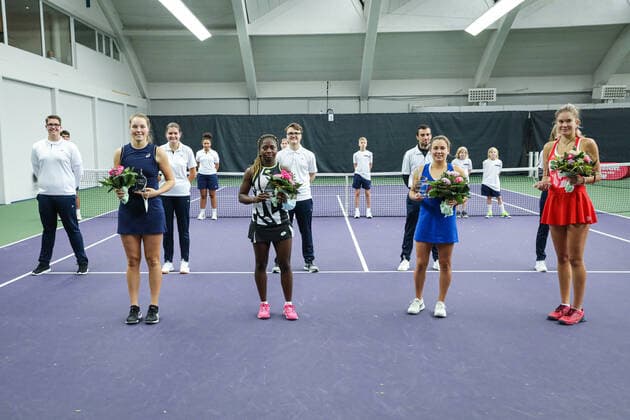 2. Platz: Olivia GADECKI (AUS) und Sada NAHIMANA (BDI), Siegerinnen 2021: Ylena IN-ALBON (SUI) und Kamilla BARTONE (LAT) - im Hintergrund Linienrichter und Ballkinder, ITF Tennis Future Hamburg 2021 - M25 und W25, Hamburg, Hamburger Tennisverband, 23.10.2021,
