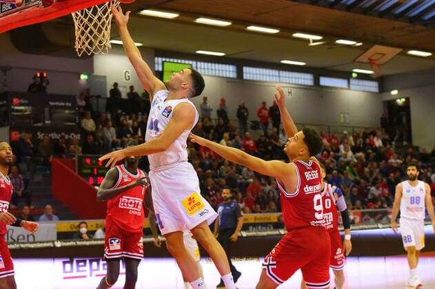 v.l., Nikola Rebic (Syntainics MBC), Maximilian Begue (Giessen 46ers) GER, Basketball BBL, JobStairs Giessen 46ers gegen Syntainics MBC 23.10.2021 Giessen Copyright: xEibnerxPressefotox xRalphxLehmbergx