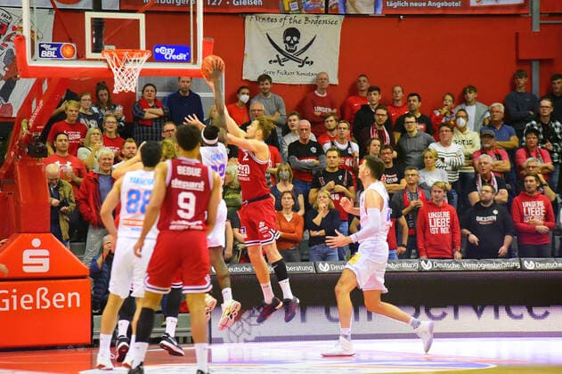 mitte, Kilian Binapfl (Giessen 46ers) GER, Basketball BBL, JobStairs Giessen 46ers gegen Syntainics MBC 23.10.2021 Giessen Copyright: xEibnerxPressefotox xRalphxLehmbergx