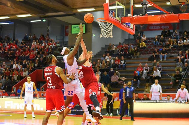 v.l., Chris Coffey (Syntainics MBC), John Bryant (Giessen 46ers) GER, Basketball BBL, JobStairs Giessen 46ers gegen Syntainics MBC 23.10.2021 Giessen Copyright: xEibnerxPressefotox xRalphxLehmbergx