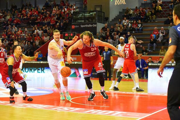 v.l., Johannes Richter (Syntainics MBC), John Bryant (Giessen 46ers) GER, Basketball BBL, JobStairs Giessen 46ers gegen Syntainics MBC 23.10.2021 Giessen Copyright: xEibnerxPressefotox xRalphxLehmbergx