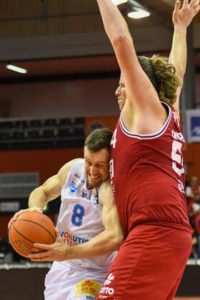 Johannes Richter, John Bryant 5. Spieltag, Basketball Bundesliga, Basketball Saison 2021 2022, Deutschland, easyCredit BBL, Germany, Giessen 46ers, giessen rot, Jobstairs GIESSEN 46ers - Syntainics MBC, Männer, MBC weiß