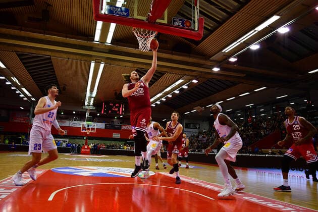 23.10.2021, xbrx, Basketball BBL Bundesliga, Giessen 46ers - SYNTAINICS MBC emspor, v.l. Korbleger, Bryant, John (54 - Giessen 46ers) Giessen
