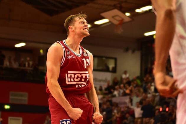 Sport Themen der Woche KW42 Sport Bilder des Tages 23.10.2021, xbrx, Basketball BBL Bundesliga, Giessen 46ers - SYNTAINICS MBC emspor, v.l. Jubel, jubelt-jubeln, Binapfel, Kilian (12 - Giessen 46ers), emotionen Giessen *** 23 10 2021, xbrx, Basketball BBL Bundesliga, Giessen 46ers SYNTAINICS MBC emspor, v l cheers, cheers cheers, Binapfel, Kilian 12 Giessen 46ers , emotions Giessen.